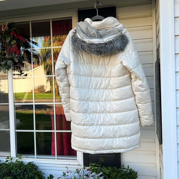 Cream colored Columbia puffer with fur hood also has removable hood - Picture 6 of 10